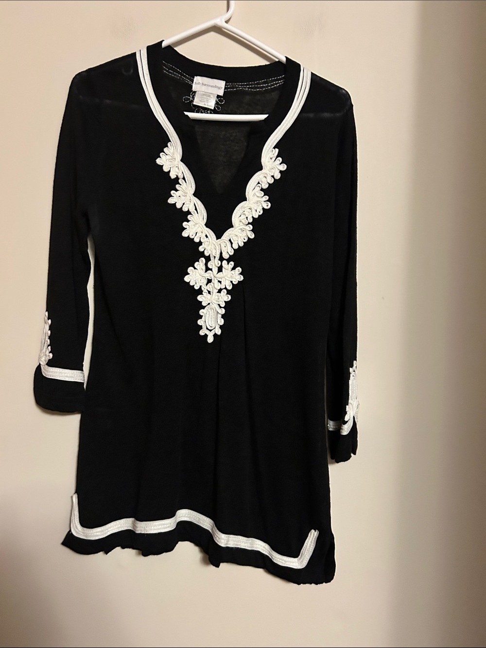 Soft Surroundings black pullover white trim V-neck long sleeve size medium